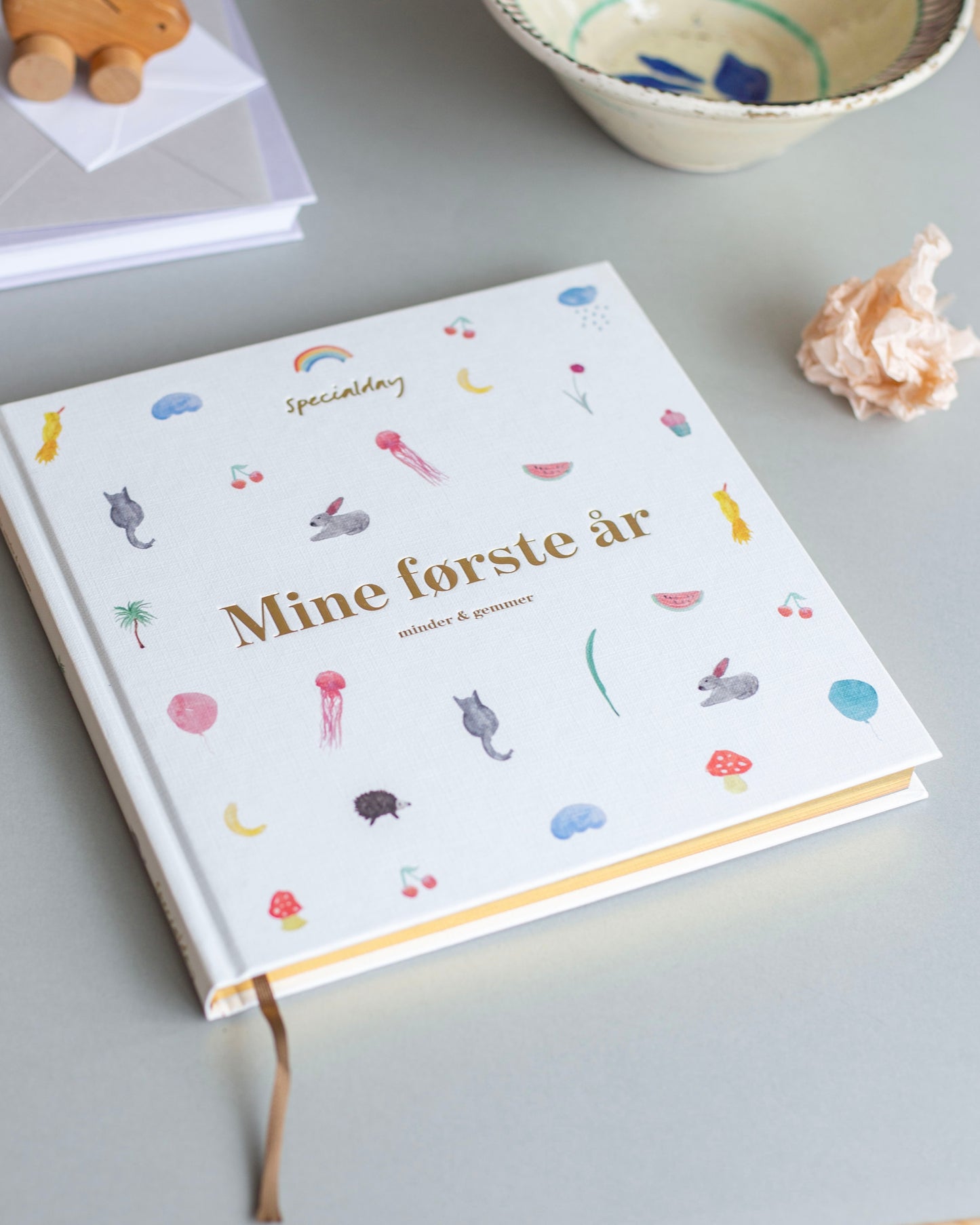 barnets bog - mine første år - creme bog