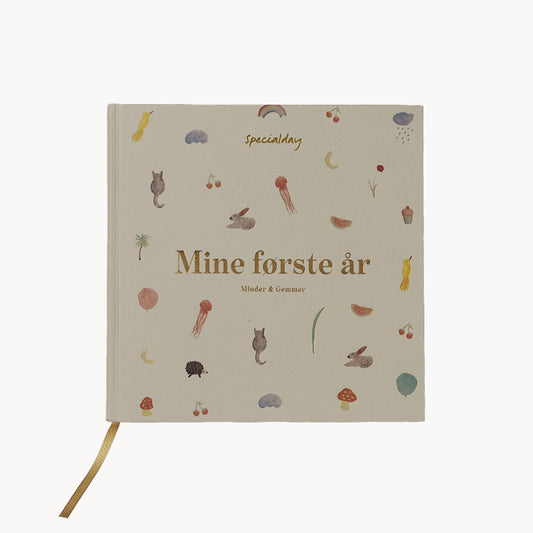 barnets bog - mine første år - beige bog