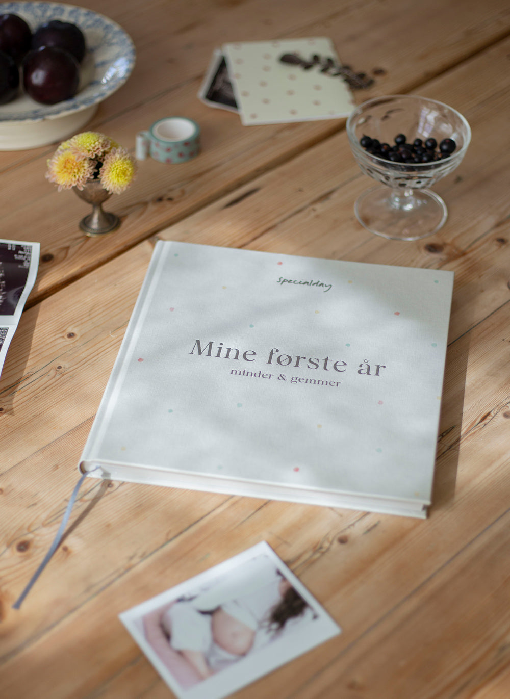 barnets bog - mine første år - med prikker