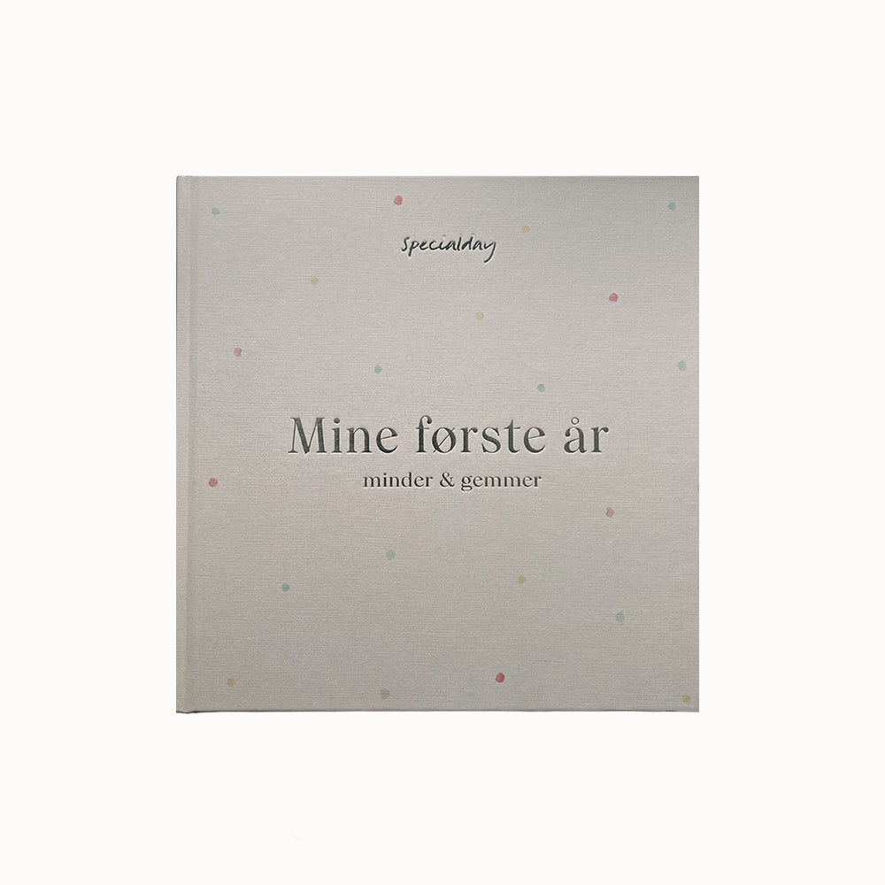 barnets bog - mine første år - med prikker